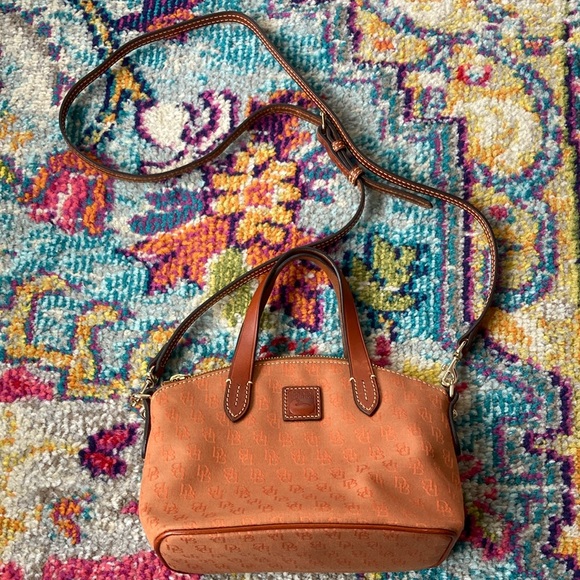 Dooney & Bourke Handbags - Dooney & Bourke crossbody purse